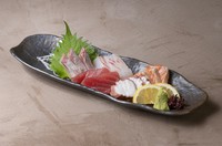 新鮮で旬な魚を、甘みのある刺身醤油でいただく『お刺身5点盛』