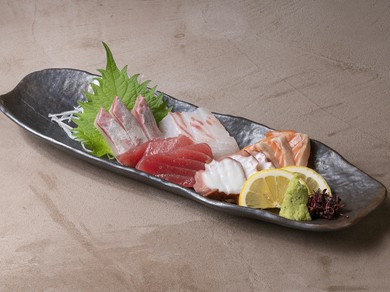 新鮮で旬な魚を、甘みのある刺身醤油でいただく『お刺身5点盛』