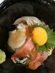 季節で変わる新鮮な旬の魚を、タレと卵黄でいただく『海鮮丼』