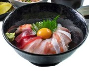 季節で変わる新鮮な旬の魚を、タレと卵黄でいただく『海鮮丼』