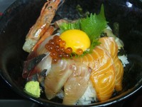彩もよく見ても食べても美味しい海鮮丼！！
