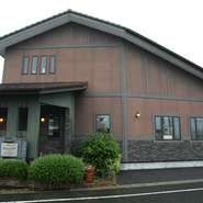 大きな看板も掲げず、通常の住宅にも見えるさり気ない佇まいの【ビストロ シェ・イシダ】。長年、フレンチと洋食の経験を積んだオーナーシェフがつくる、昔スタイルの手づくりにこだわった“仏洋食”を楽しめます。