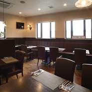 最大40名まで入れる店内は、シックな色合いで統一された上品で落ち着ける空間。アンティーク調の優しい灯りや和を感じさせるインテリアがオシャレに設置され、憩いのひとときを演出しています。