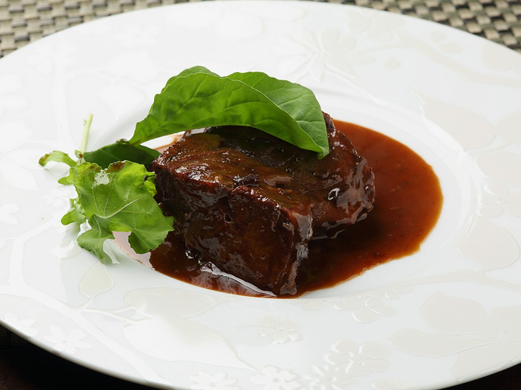 牛ホホ肉の赤ワイン煮込み「とろけるような柔らかさと肉の旨みが口に広がる」『