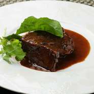 フランスのワインの産地ブルゴーニュ地方の料理です。赤ワインとフォンドボーで時間をかけて煮込まれた牛ホホ肉がとても柔らか。丁寧につくられた、旨みたっぷりのソースが絶品です。