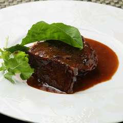 牛ホホ肉の赤ワイン煮込み「とろけるような柔らかさと肉の旨みが口に広がる」『