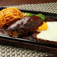 肉汁たっぷりの国産合挽き肉のハンバーグを熱々の鉄板でお楽しみください。（肉160g）