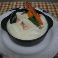 魚介をふんだんに使い、くせのないクリーミーなスープに仕上げた逸品です。