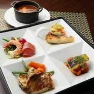 一日10食限定で味わえる見た目も可愛らしいランチ。ミニビーフシチュー、パンorライス、デザート、ドリンクが付いてきます。内容は定期的に替わるので、店内の黒板で確認を。