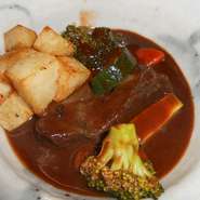 牛ホホ肉を赤ワインとファンドヴォーで3時間煮込んで柔らかく仕上げました。