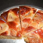 マロンの渋皮煮をたっぷりのアーモンドクリームで焼きあげました。