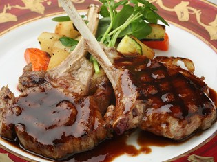 オーストラリア産のラム肉を熟成させ使用した『仔羊のグリル』
