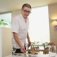 食材の仕入れから調理まですべて一人でこなします。ディナーコースは基本おまかせとなっており、ご予約をいただき、その日の食材でお客様のお顔を見て料理を組み立てます。料理の説明もさせていただいております。