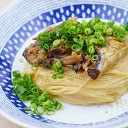 滋賀県湖北地方に伝わる浜焼き鯖を使った伝統的郷土料理。浜焼き鯖を甘辛くじっくりと煮込み、骨も柔らかくなるまで鯖の旨味を引き出した煮汁で素麺にしっかりと味を含ませた逸品。