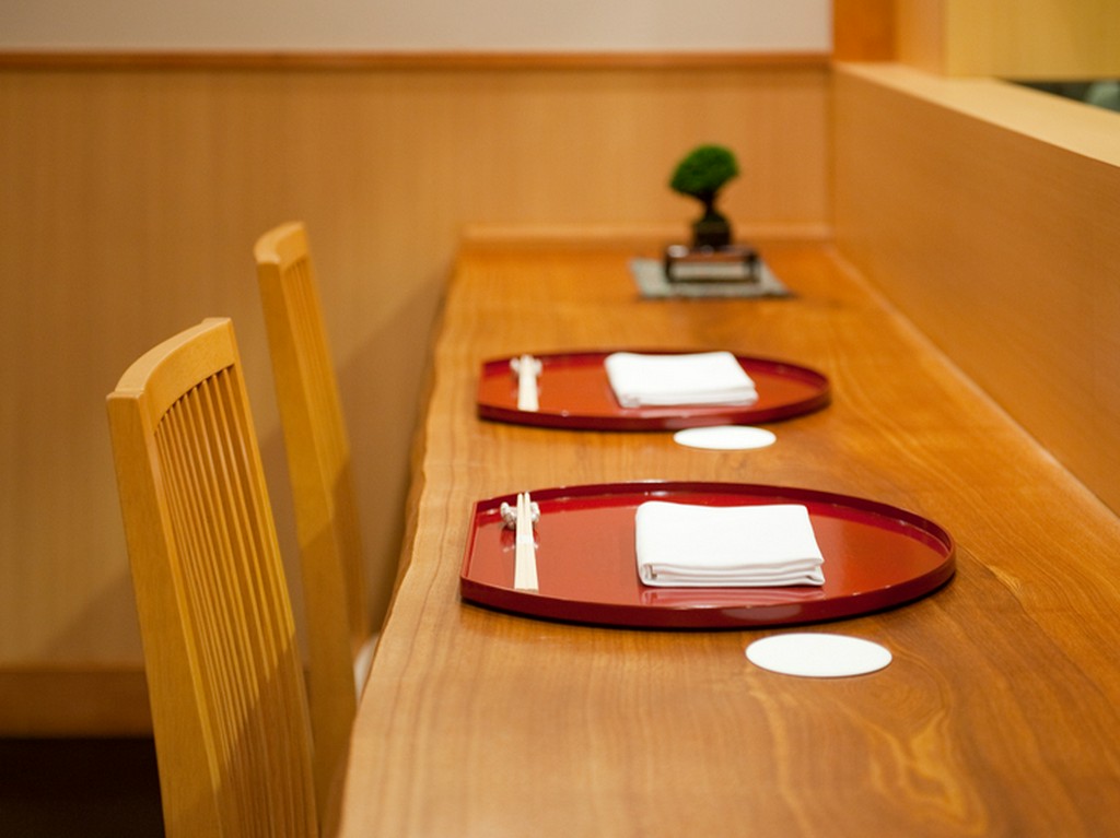 カウンター席で楽しめる、旬の味と料理人の粋なおもてなし