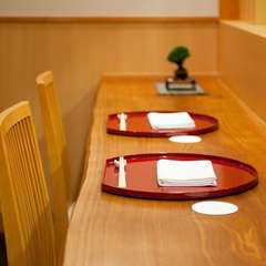 カウンター席で楽しめる、旬の味と料理人の粋なおもてなし