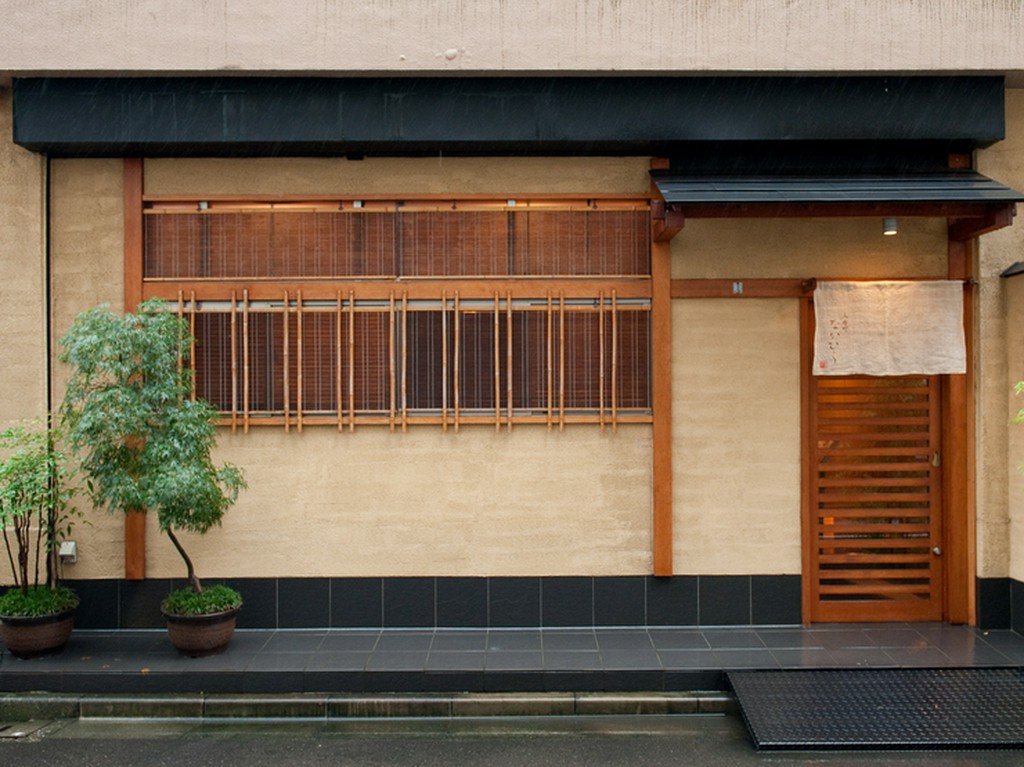 のれんの奥には、粋でおしゃれな癒しの空間が広がっています