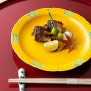素材本来の美味しさを楽しめる“季節の焼物”。秋に旬を迎える秋刀魚は松茸をプラスすることで、香りや味わいがさらに引き立ちます。【なかむら】ならではの焼物で季節の味を楽しんで。　※写真は一例です。
