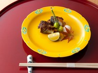 素材本来の美味しさを楽しめる“季節の焼物”。秋に旬を迎える秋刀魚は松茸をプラスすることで、香りや味わいがさらに引き立ちます。【なかむら】ならではの焼物で季節の味を楽しんで。　※写真は一例です。