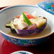 滑らかな肉質の加茂茄子や新鮮な魚介など、その時期ならではの素材を一品づつ丁寧に炊いた煮物。葛粉でとろみをつけただし汁が素材の美味しさをやさしく包み、心までホッとする味わいです。　※写真は一例です。