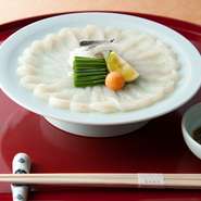 上品な味わいを楽しめるお刺身や、“ふぐ”ならではの弾力のある旨みをちり鍋で。自家製ポン酢でいただけば、素材の旨みが引き立ちます。ふぐの魅力を満喫できる『ふぐコース』。寒い季節におすすめです。