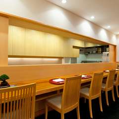 カウンター席ならではの贅沢を楽しみながら、ゆっくりとお食事を