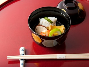 鰹節で丁寧に仕上げた出汁は、素材の美味しさを引き立てる名脇役