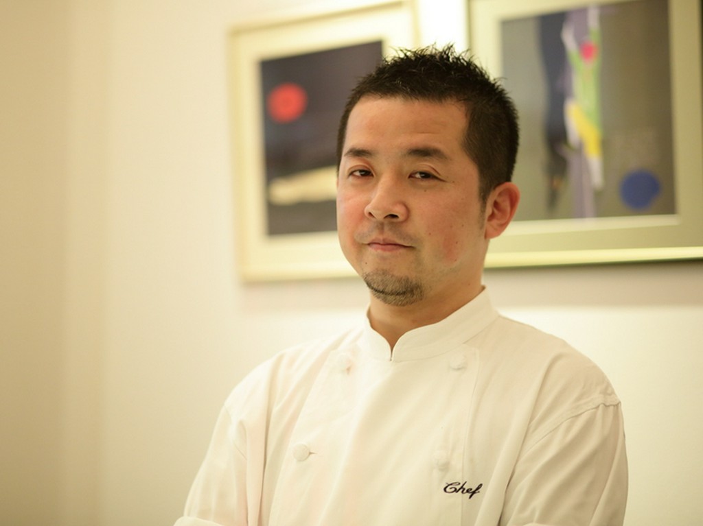 シンプルでシックにまとめられた店内は、18席のみのご案内