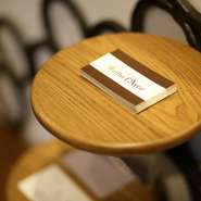 ランチタイムは席料として550円/1人様、頂戴しております。
男性のハーフパンツ、サンダルでのご来店はご遠慮させていただきます。
当店はお一人様ワンドリンク以上のご注文をお願いします。
ご予約は2名様以上からとなります。
お苦手な食材やアレルギーのある場合はコメント欄にご記入くださいませ。当日のご対応はいたしかねます。
デザートにメッセージをご希望の方は、コメント欄にご記入くださいませ。