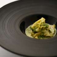 ランチタイムは席料として550円/1人様、頂戴しております。
男性のハーフパンツ、サンダルでのご来店はご遠慮させていただきます。
当店はお一人様ワンドリンク以上のご注文をお願いします。
ご予約は2名様以上からとなります。
お苦手な食材やアレルギーのある場合はコメント欄にご記入くださいませ。当日のご対応はいたしかねます。
デザートにメッセージをご希望の方は、コメント欄にご記入くださいませ