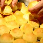 サービス料として10％頂いております。
コース内容は一例です。
男性のハーフパンツ、サンダルでのご来店はご遠慮させていただきます。
当店はお一人様ワンドリンク以上のご注文をお願いします。
ご予約は2名様以上からとなります。
お苦手な食材やアレルギーのある場合はコメント欄にご記入くださいませ。
当日の対応はいたしかねます。
デザートにメッセージをご希望の方は、コメント欄にご記入くださいませ。