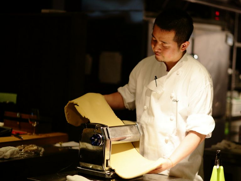 小さな看板と入口のお店 知る人ぞ知る、隠れ家レストラン