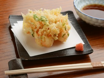 【観世水】自慢の天ぷらのなかでも一番人気！綺麗に花が咲いた『小海老といかのかき揚げ天』