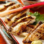 穴子は新鮮なものを毎日仕入れて捌いています。天ぷらもおいしいですが、自慢の穴子を強火で炙り、わさび正油でいただく「白焼」もぜひお試しください。