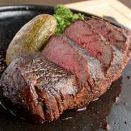 お客様の目の前で肉をカットしています