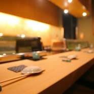 デートをゆったりと楽しみたい時には、テーブル席はもちろん、カウンター席もおすすめです。職人の握るお寿司を味わいながら楽しむ会話。普段とは違う時間をきっと過ごせるはず。
