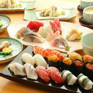 目で見て楽しむことができる、美しい和食。季節を感じさせる食材を組み合わせ、その時期限定の一品料理が仕上がっていきます。口に広がる日本の四季をぜひ味わってみてください。　
