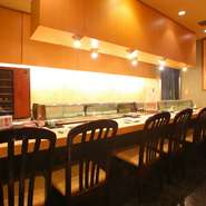 幅広い世代からも人気の高い「お寿司」。接待や会食の場にもふさわしいコース料理なども豊富にそろっています。職人技を間近で見られるカウンター席の他、個室も完備。人数に合わせて対応が可能です。