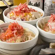 築地直送の海鮮や濃厚チーズなど、すべて厳選した食材を使用しています。キャベツは手切りの細かい千切り。こだわりの出汁を使った生地が決め手。もんじゃでもお好み焼きでも鉄板焼きでも楽しめます。