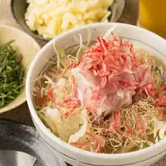 こだわりの和風出汁の生地にもよく合うしそを使った『豚しそチーズ』。豚肉と濃厚なチーズを入れて焼き上げたもんじゃの仕上げに、しそをバラバラと散らします。しその味と香りが旨味を引き立て絶妙な味わいです。