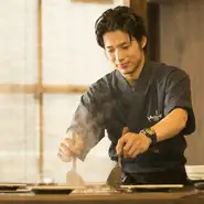閉店後の丁寧な清掃、毎朝のキャベツの手切りの千切り、下準備などすべてお客様の喜ぶ顔が見たいから。清潔な店内で、ライブ感を楽しみながら美味しく食べて心地よく過ごしていただけるよう気配りを忘れません。