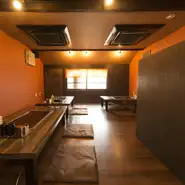 座敷席なので足を伸ばしてゆっくり寛げるおこもり感のある空間です。忘年会や各種宴会などにぴったり。仲間とともに、飲み放題付コースで、ワイワイにぎやかに盛り上がっても大丈夫。自分たちだけで楽しめます。