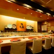 1人で、あるいは2～3人のグループで初めて訪れるなら、ゆったりとした広さのカウンターがおすすめです。魚のことや函館のことなど、大将と歓談しながらつまむ寿司の味は格別です。