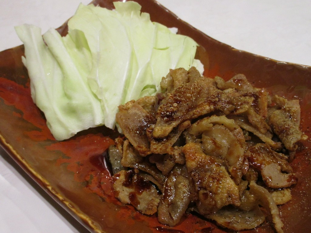 カリカリで香ばしい『鶏皮鉄板焼き』は、「今治焼き鳥」がヒント