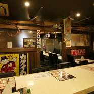 古民家をイメージした店内には、店主が宮崎の実家周辺で見つけた看板や昭和のレコードなどがディスプレイ。昭和の歌謡曲がBGMに流れています。タイムトリップしたような気分になれる、レトロな趣きの空間です。