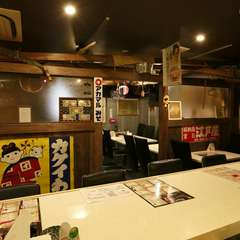 昭和のレコードや看板が飾られ、昭和歌謡が流れる古民家的なお店