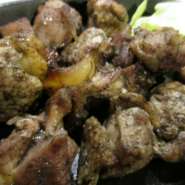 宮崎のブランド鶏「もみじ鶏」のもも肉とむね肉を、塩コショウのみでシンプルに味つけ。炭火で香ばしく焼き上げた地鶏は、肉のコクがたっぷり。かめばかむほど口いっぱいに肉の旨みが広がります。ゆず胡椒を添えて。