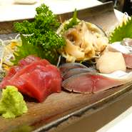 札幌中央市場で毎日仕入れている、ピチピチの鮮魚の刺身。よい鯖が入荷できた日は、店主自慢の自家製しめ鯖が加わることもあります。北海道のものを中心に、厳選した旬の魚介類が堪能できる一品です。