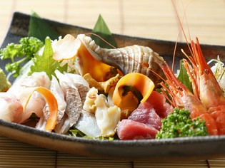店主の故郷・宮崎の「もみじ鶏」と、北海道産中心の新鮮な魚介類