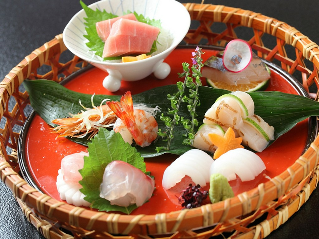 四季折々の味覚、色彩、香り―。会席を通じて届けます